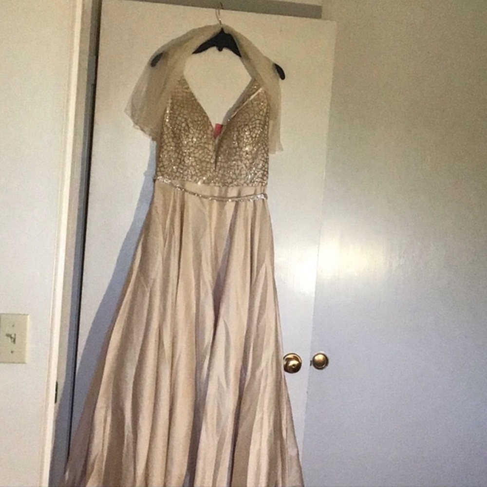 Prom dress new with tags size Large color cream/gold